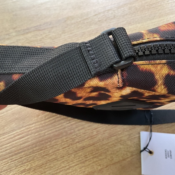 Herschel Supply Co. Heritabe Leopard Print Crossbody NWT - Picture 6 of 10